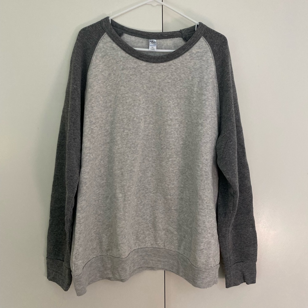 Pullover raglan sweatshirt